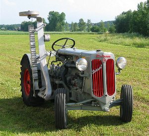 Grauer Hürlimann D100 mit rotem Kühlergrill auf einer Wiese