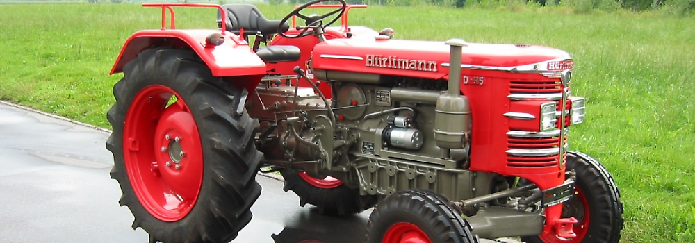 Roter Hürlimann-Oldtimer auf einer Wiese